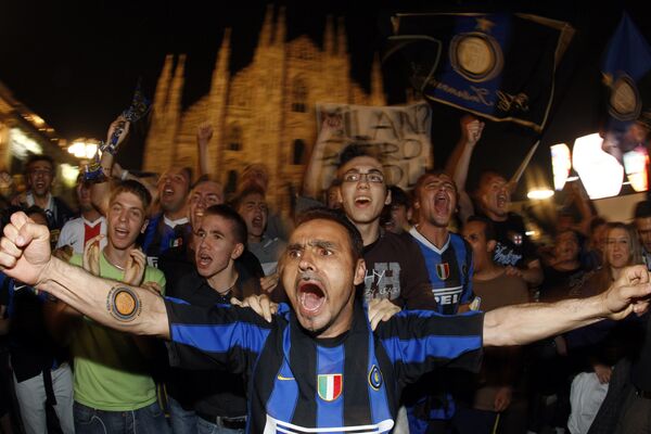 Болельщики Интера празднуют победу своей команды в чемпионате Италии