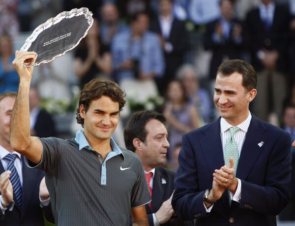 Роджер Федерер с главным трофеем турнира в Мадриде