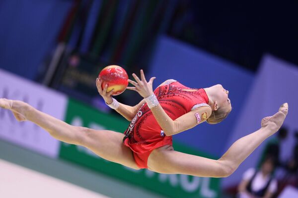 Российские спортсменки выиграли в пятницу командную квалификацию на чемпионате Европы по художественной гимнастике