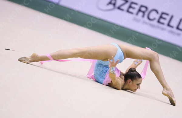 Российская гимнастка Евгения Канаева во время выступления с лентой