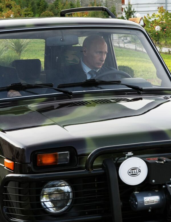 Владимир Путин за рулем внедорожника Нива в Сочи
