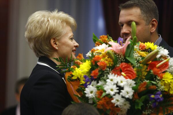 Еврокомиссар Даля Грибаускайте одержала убедительную победу на состоявшихся в воскресенье выборах президента Литвы