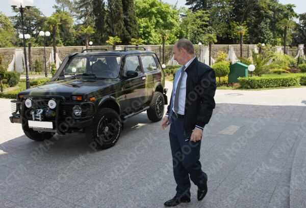 Премьер-министр РФ Владимир Путин в Сочи показал журналистам свой внедорожник Нива