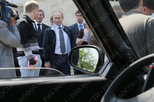 Премьер-министр РФ Владимир Путин в Сочи показал журналистам свой внедорожник Нива