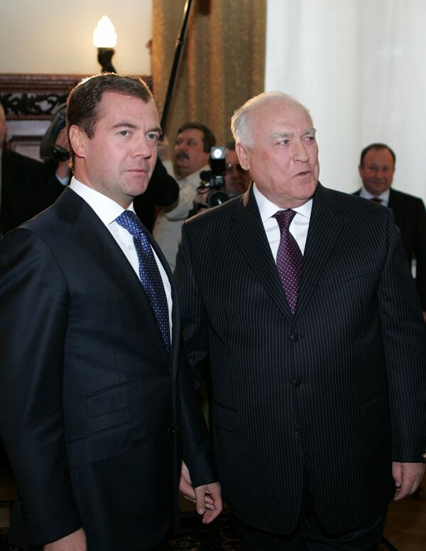 Медведев считает Черномырдина одним из самых популярных политиков РФ