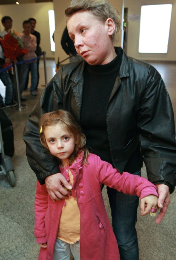Наталья Зарубина с дочерью Александрой в аэропорту Домодедово