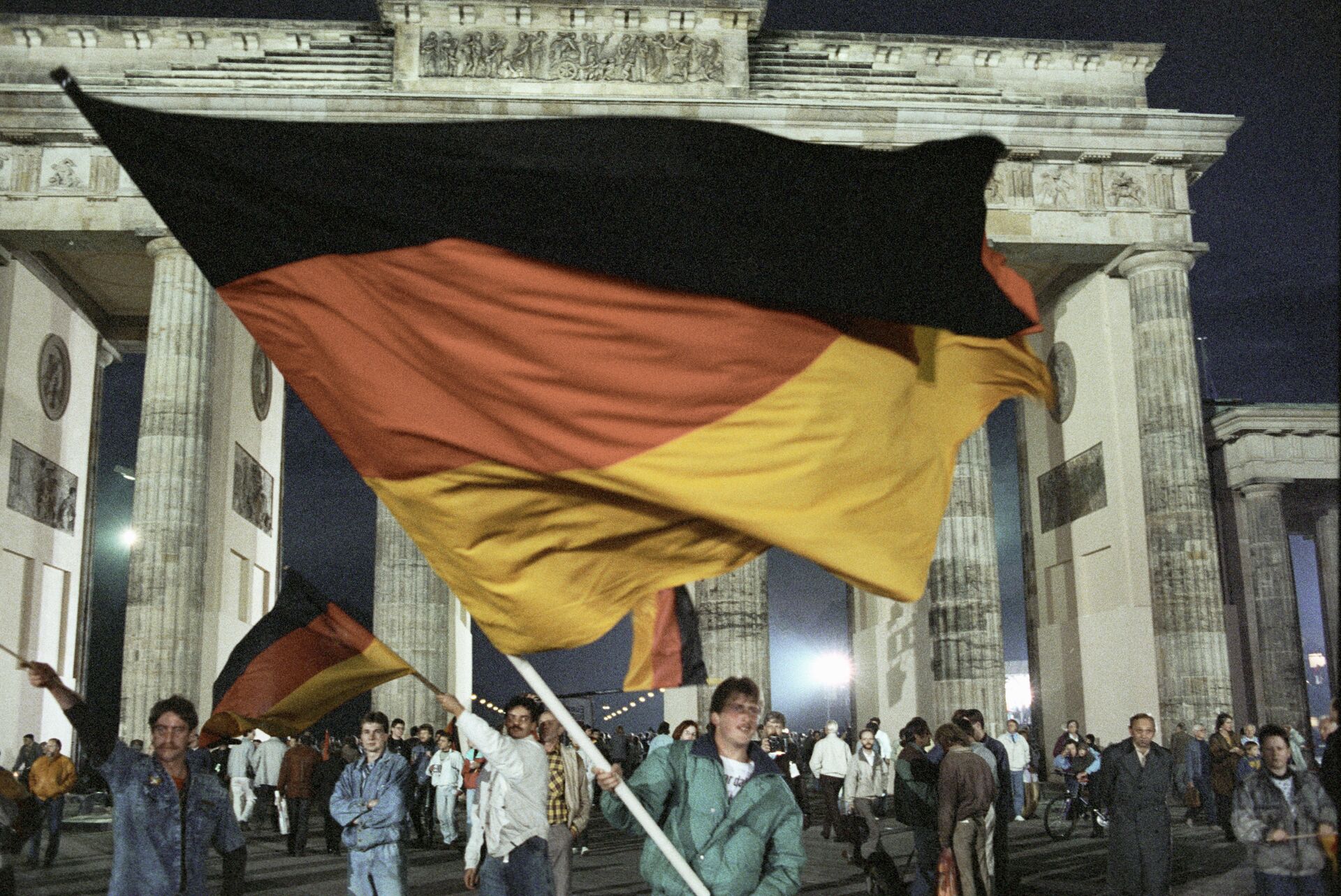 Жители Берлина празднуют объединение Германии - РИА Новости, 1920, 21.02.2024
