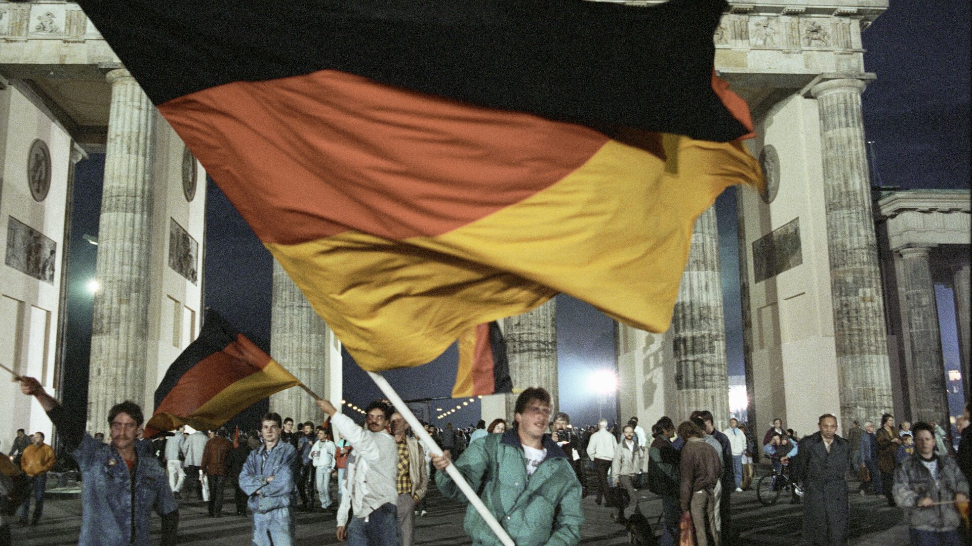 Жители Берлина празднуют объединение Германии - РИА Новости, 1920, 03.10.2020