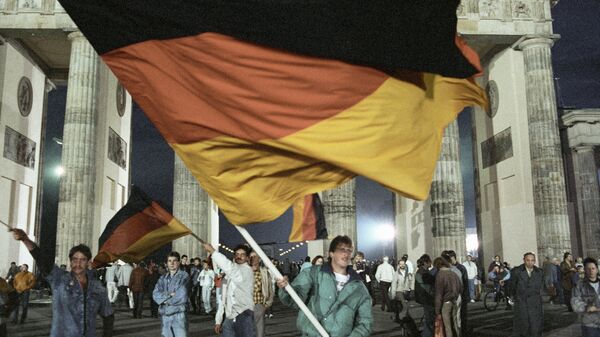 Жители Берлина празднуют объединение Германии