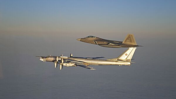 Российский стратегический бомбардировщик Ту-95МС и американский истребитель F-22A Раптор