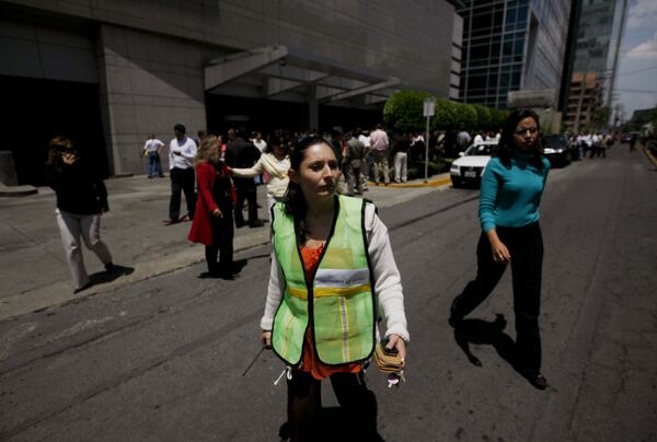 Люди покинувшие высотные дома из-за землетрясения в Мехико