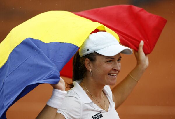 Румынская теннисистка Александра Дульгеру празднует победу над Аленой Бондаренко в финале турнира в Варшаве