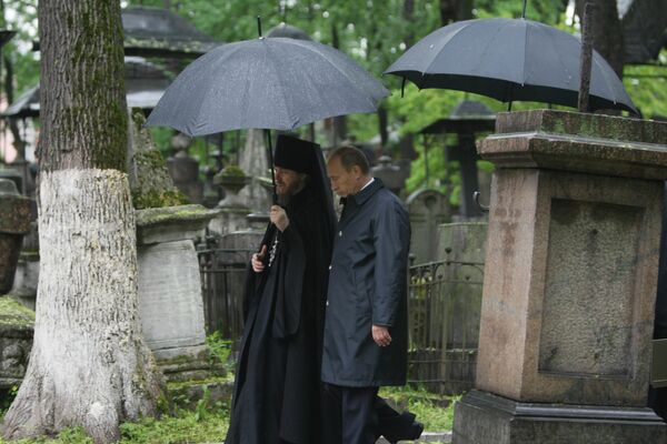 Премьер-министр РФ Владимир Путин посетил кладбище Донского монастыря