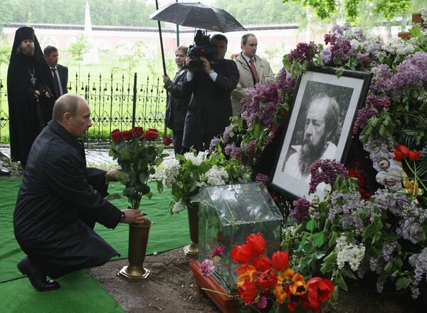 Премьер-министр РФ Владимир Путин посетил кладбище Донского монастыря