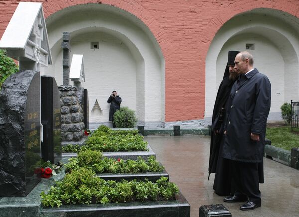 Премьер-министр РФ Владимир Путин посетил кладбище Донского монастыря. Архив