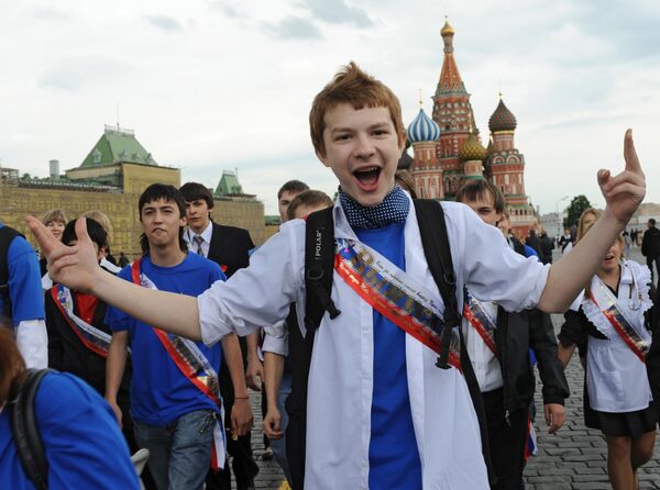 Гулянья выпускников школ в центре Москвы