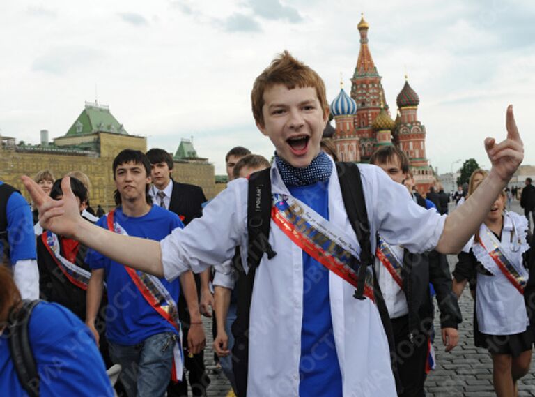 Гулянья выпускников школ в центре Москвы