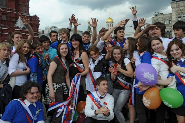 Гулянья выпускников школ в центре Москвы