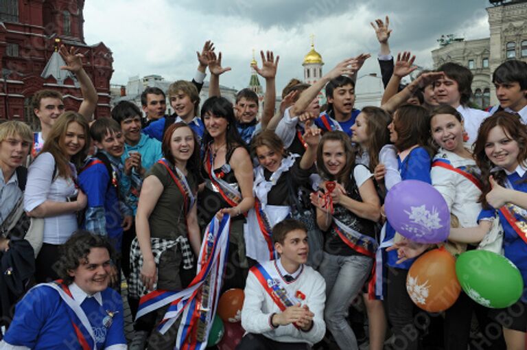 Гулянья выпускников школ в центре Москвы