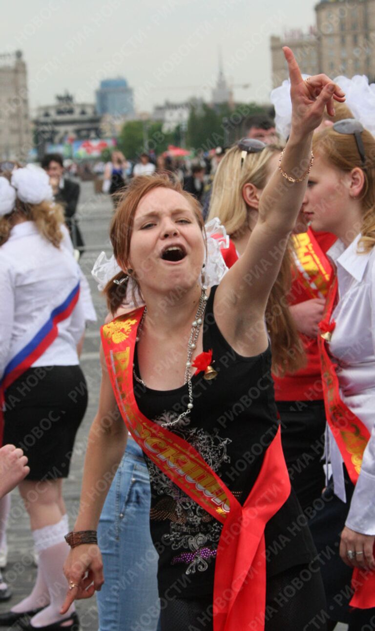 Гулянья выпускников школ в центре Москвы