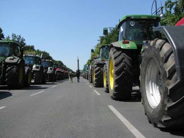 Немецкие фермеры вывели на центральную улицу Берлина 600 тракторов