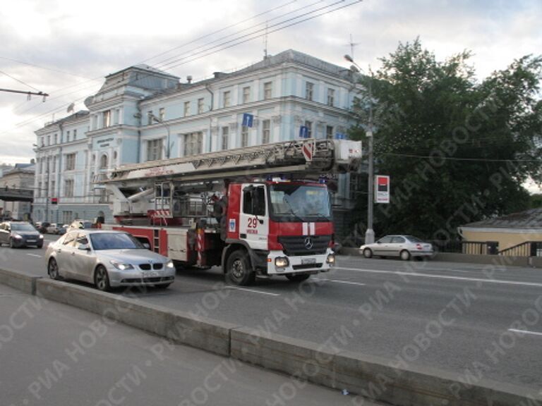 В тушении пожара на Дубининской улице в центре Москвы участвовали более 20 пожарных расчетов