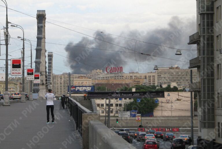 Дым от пожара был виден за несколько километров.