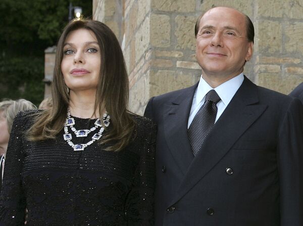 Премьер-министр Италии Сильвио Берлускони с супругой Вероникой Ларио