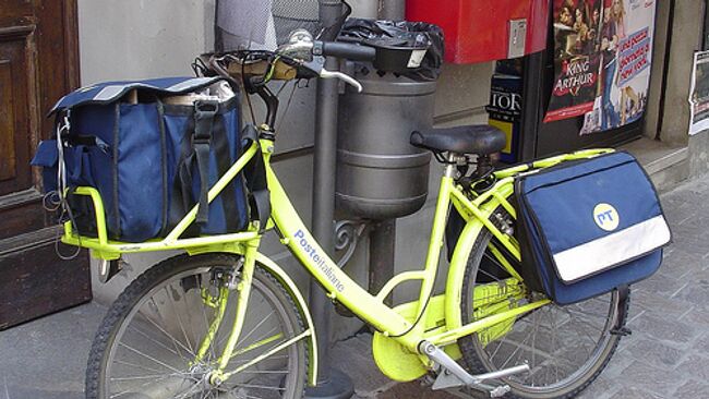 Британский почтальон почти 4 года утаивал чужие письма у себя в гараже