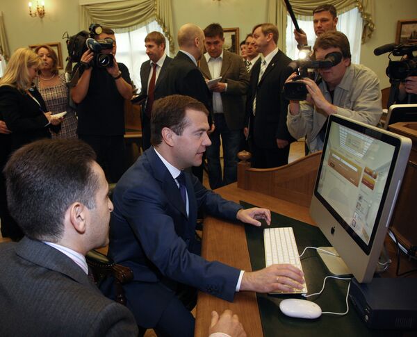 Медведев получил читательсткий билет в Библиотеке Ельцина в Петербурге