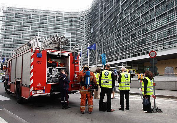 Экстренная эвакуация людей из здания штаб-квартиры Еврокомиссии в Брюсселе связи с угрозой пожара 