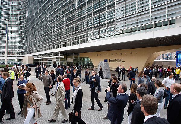 Экстренная эвакуация людей из здания штаб-квартиры Еврокомиссии в Брюсселе