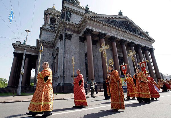 Крестный ход от Исаакиевского собора в Петербурге к историческому зданию Святейшего Правительствующего Синода