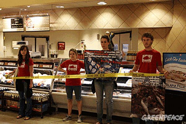 Активисты Гринпис пятый день терроризируют супермаркеты в Канаде