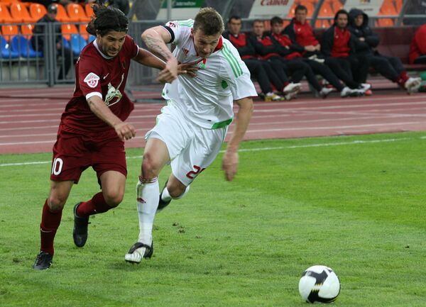 Защитник Локомотива Ян Дюрица (справа) в матче против Рубина