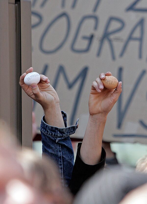 Председателя Социал-демократов Иржи Парубека закидывают яйцами во время избирательной кампании Европейского парламента 