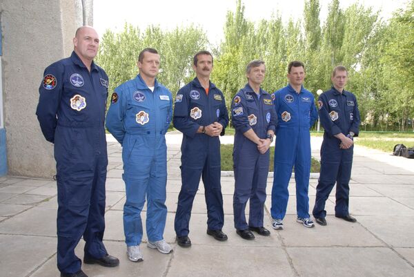 Основной и дублирующий экипажи пилотируемого корабля Союз ТМА-15 20-й экспедиции на МКС прибыли на космодром