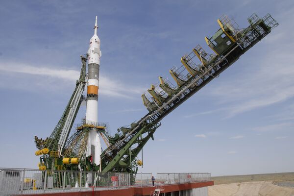 Подготовка к запуску ракеты-носителя Союз-ФГ с космическим кораблем Союз ТМА-15