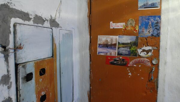Дверь в квартиру в Чите, где жила девочка, воспитанная собаками и кошками