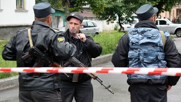 Сотрудники правоохранительных органов проводят спецоперацию по задержанию группы боевиков в Нальчике