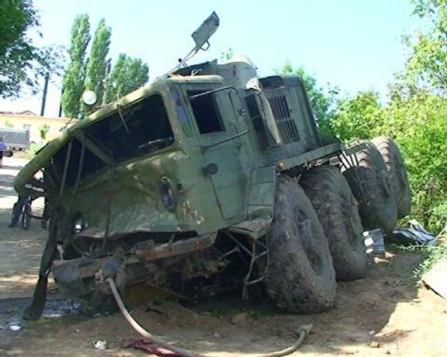 Военный тягач влетел в огород пенсионерки 