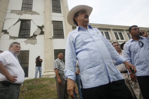 Президент Гондураса Мануэль Селайя после землятрясения 