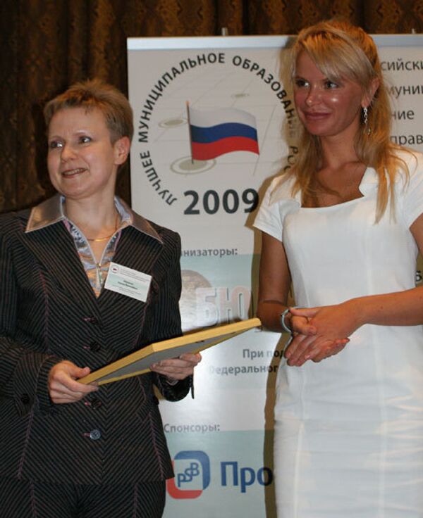 Надежда Грачева, вице-президент, директор департамента государственных финансов Промсвязьбанка, вручает дипломы победителям конкурса