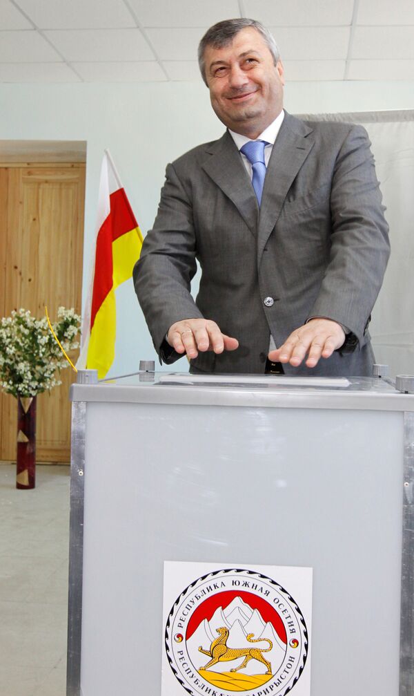 Президент Южной Осетии Эдуард Кокойты во время голосования на парламентских выборах