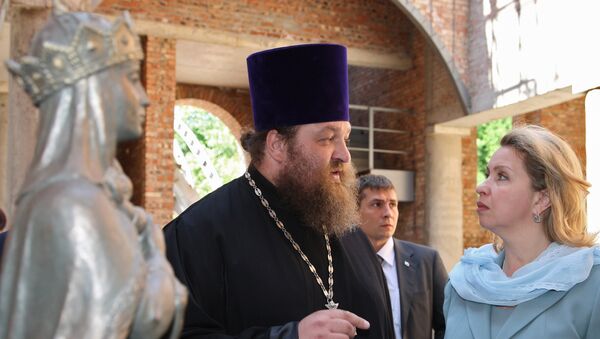 Светлана Медведева во время посещения строящегося храма в честь преподобной Евфросинии в 2009 году