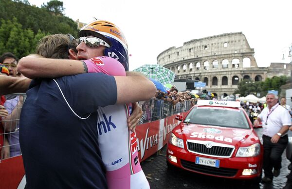 Денис Меньшов (в центре) празднует победу в велогонке Джиро д'Италия