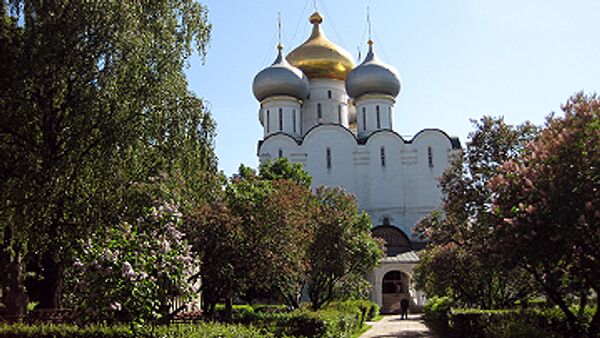 На территории Новодевичьего монастыря 