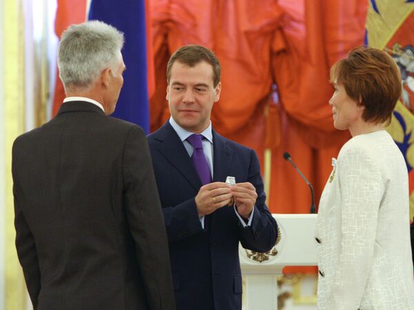 Президент России Дмитрий Медведев во время вручения ордена Родительская слава семье