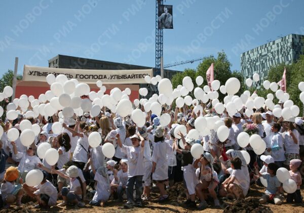 Запуск воздушных шаров в память об Олеге Янковском на воскреснике фестиваля Черешневый лес