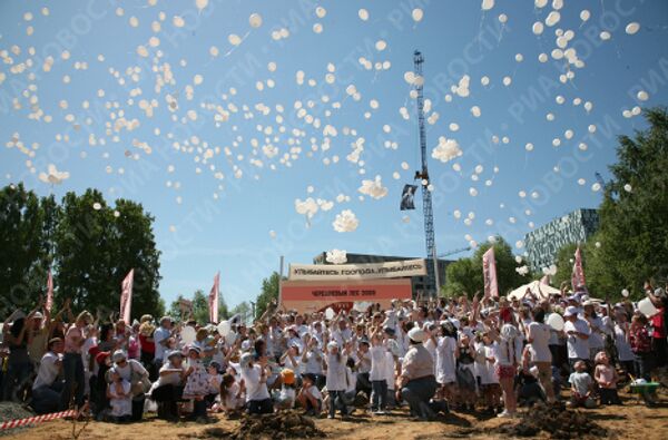 Запуск воздушных шаров в память об Олеге Янковском на воскреснике фестиваля Черешневый лес
